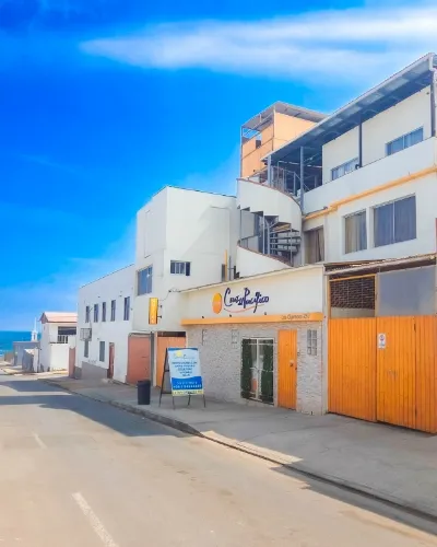 Fachada del Hostal Cruz del Pacífico
